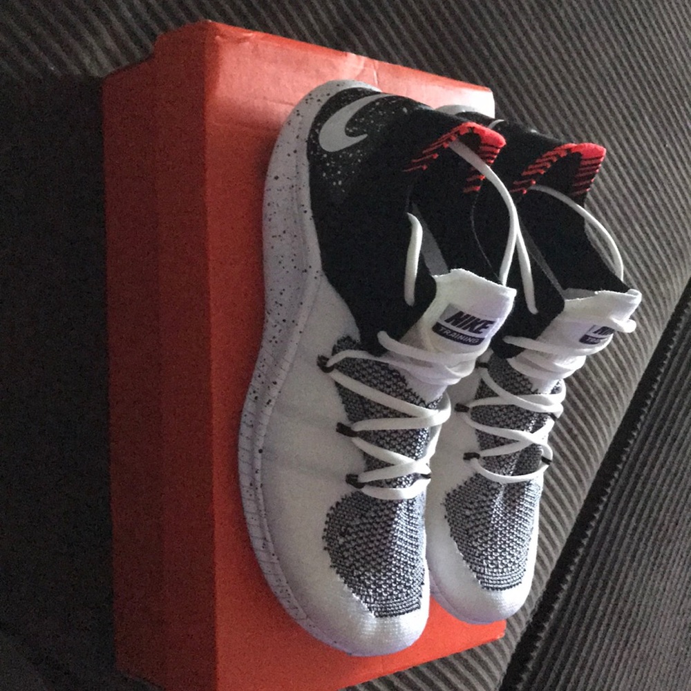 Woman’s Nikes free TR flyknit 3